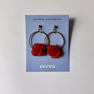 Rosa con aro dorado grande