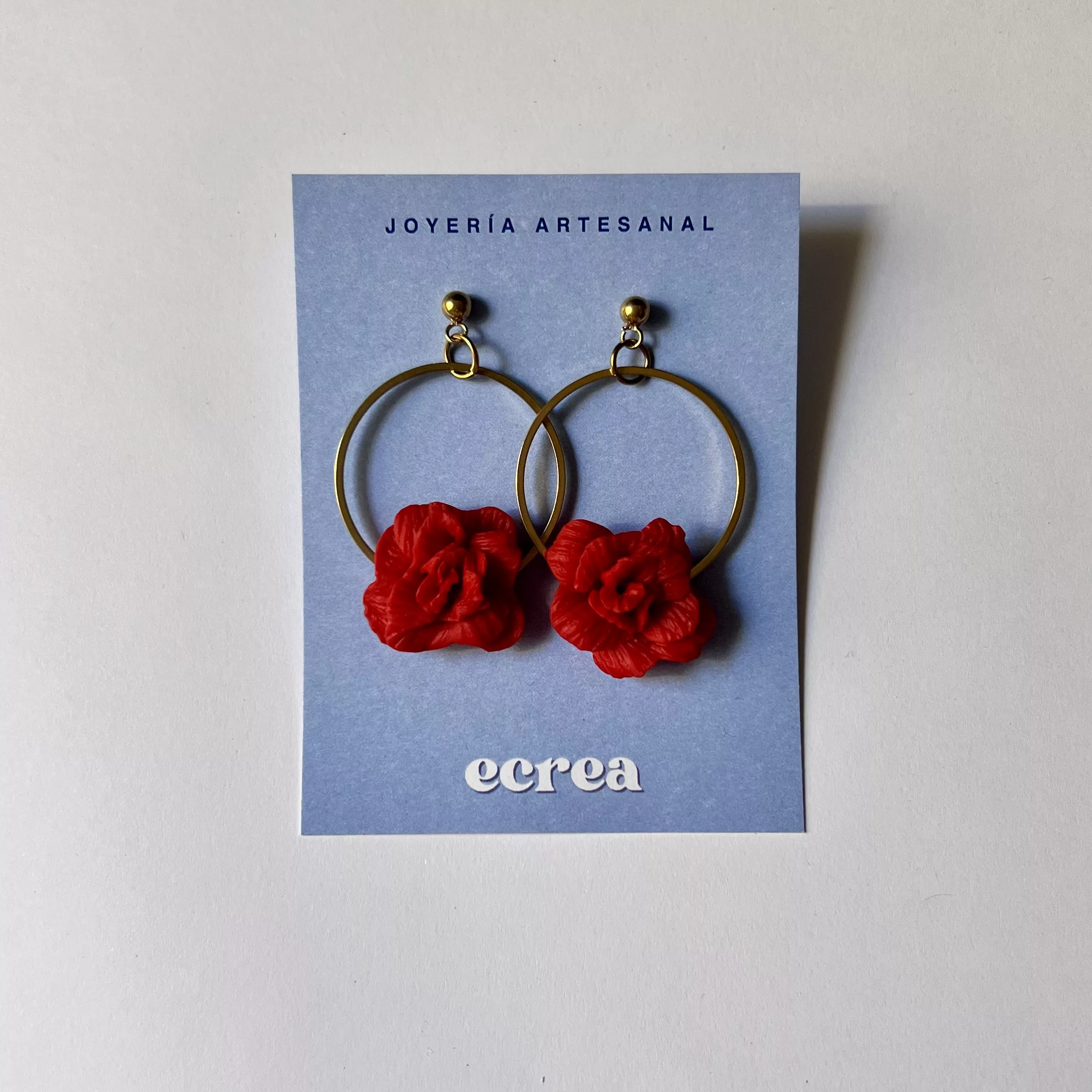 Rosa con aro dorado grande