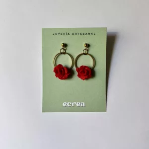 Rosa con aro dorado pequeño