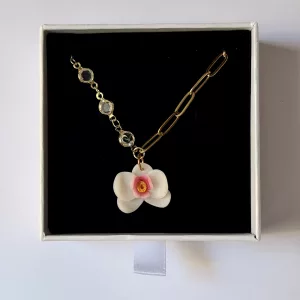 Collar orquídea rosa cadena brillo transparente