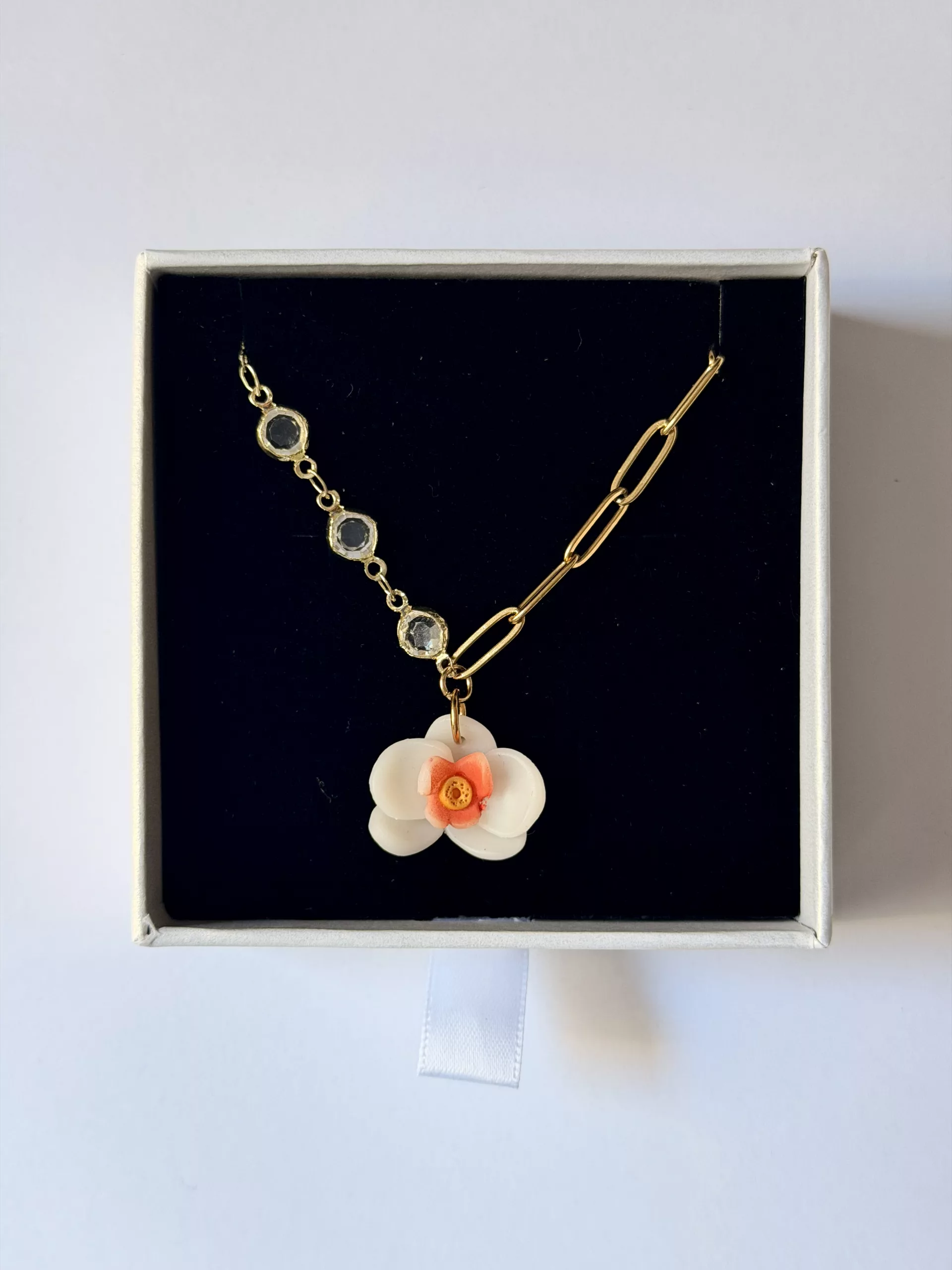 Collar orquídea naranja cadena brillo transparente