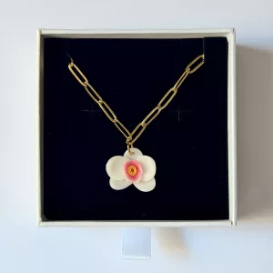 Collar orquídea rosa cadena eslabones dorados