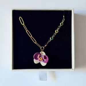 Collar orquídea lila cadena brillo multicolor