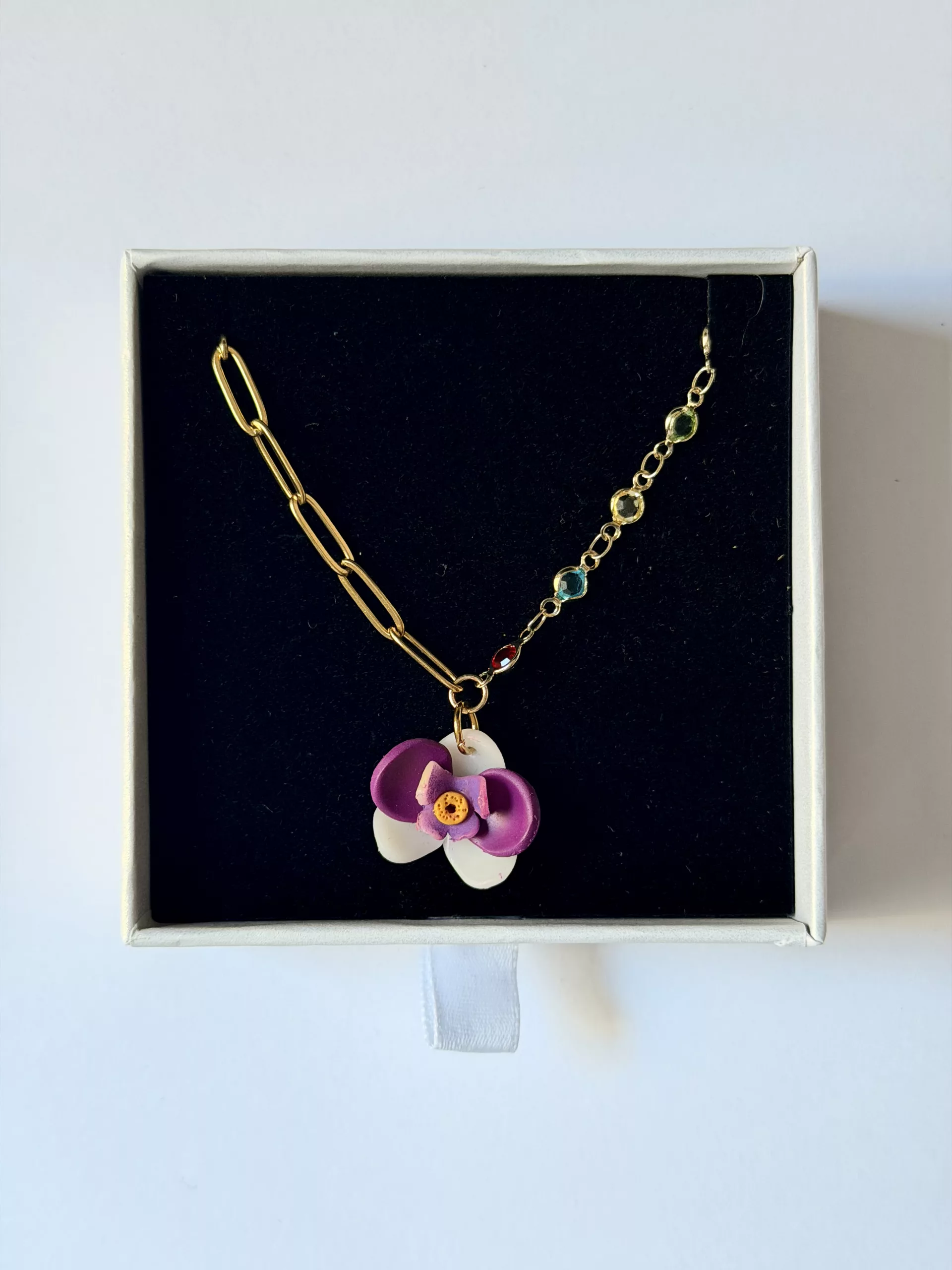 Collar orquídea lila cadena brillo multicolor