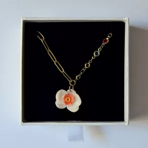 Collar orquídea naranja cadena brillo multicolor