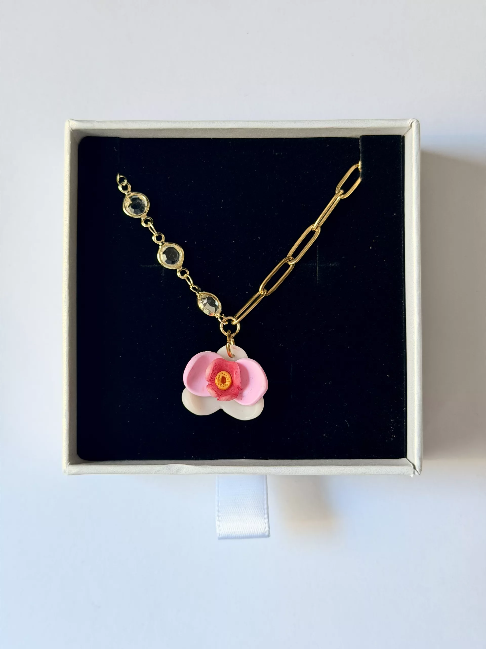 Collar orquídea rosa + rosa palo cadena brillo transparente