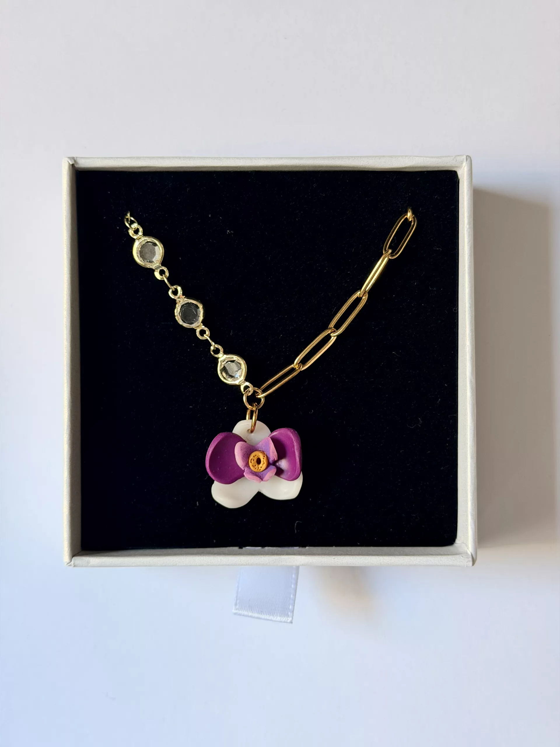 Collar orquídea lila cadena brillo transparente